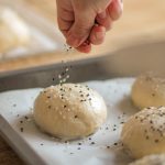 Küchen-Miezen · Back- & Foodblog · Rezept · Perfektes Burgerbrötchen ohne Ei · Burger Brötchen · Burger Bun