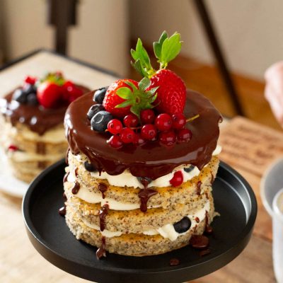 Küchen-Miezen · Back- & Foodblog · Rezept: Mohn-Nuss-Törtchen mit Marcapone-Beeren-Creme & Schokolade · Torte